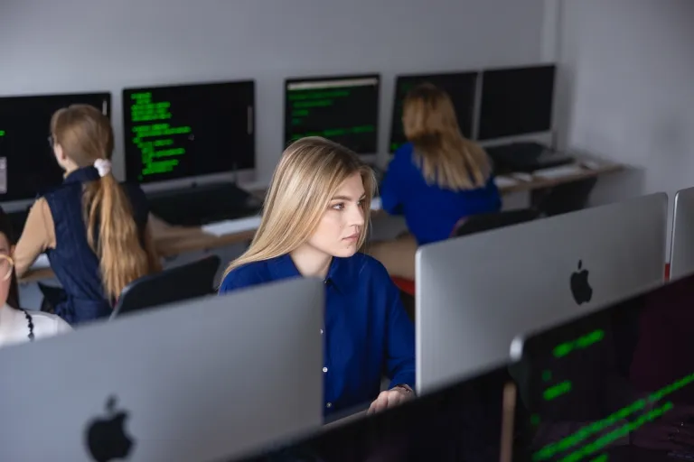 Claude CLI - warsztat techniczny (hands-on) | Szkolenia i kursy w Szczecinie | Uniwersytet WSB Merito Szczecin: studentka przy laptopie