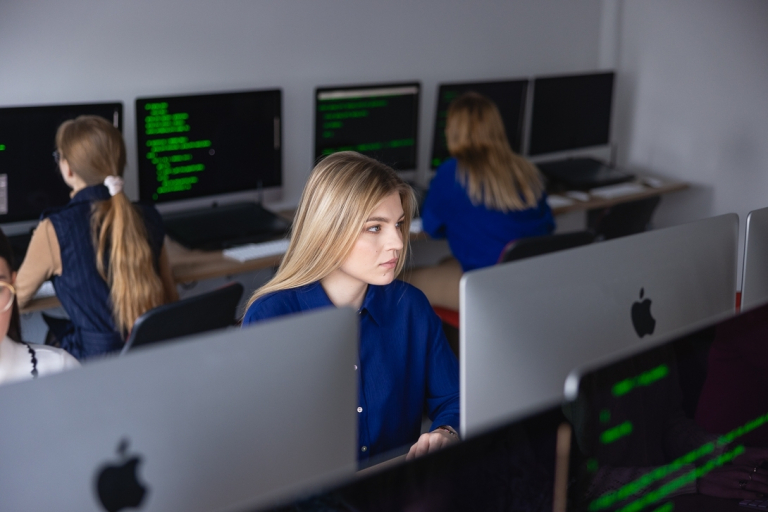 Zielona logistyka | Studia I stopnia w Szczecinie | Uniwersytet WSB Merito Szczecin: studentka przy laptopie