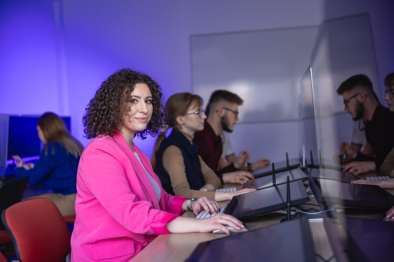 Inżynieria sieci, systemów i bezpieczeństwa IT | Studia I stopnia w Szczecinie | Uniwersytet WSB Merito Szczecin: studentka w marynarce