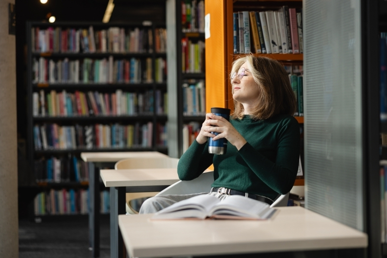 Akademia negocjacji biznesowych | Szkolenia i kursy w Szczecinie | Uniwersytet WSB Merito Szczecin: studentka w bibliotece