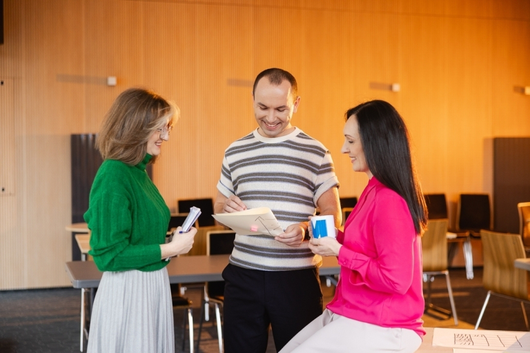 Akademia negocjacji biznesowych | Szkolenia i kursy w Szczecinie | Uniwersytet WSB Merito Szczecin: Studenci rozmawiający o zdanym teście.