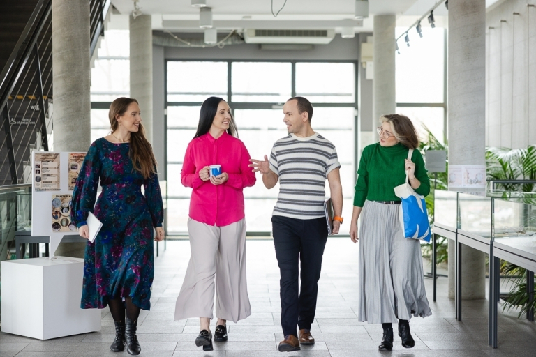 ESG i zrównoważony rozwój | Szkolenia i kursy w Szczecinie | Uniwersytet WSB Merito Szczecin: spacerujący studenci