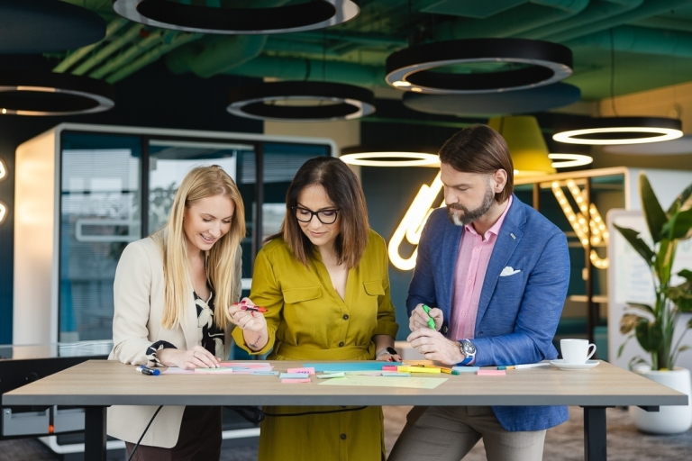 Mentor Foundation | Szkolenia i kursy w Szczecinie | Uniwersytet WSB Merito Szczecin: studenci przy stole