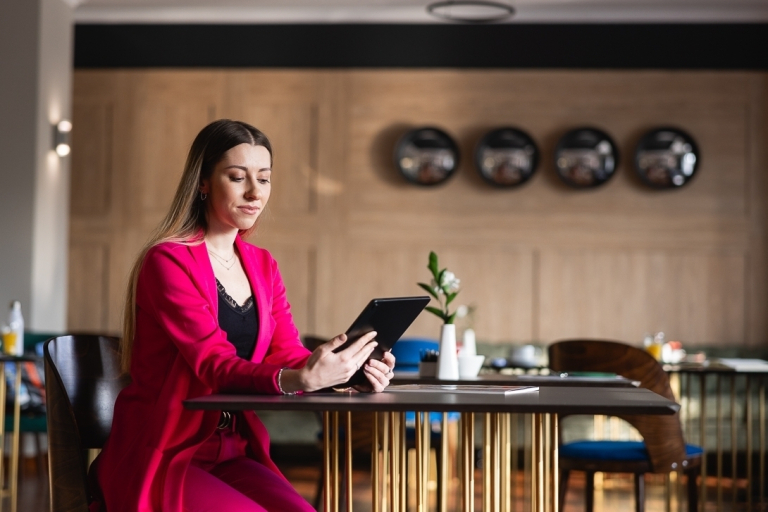 Mastering the Art of English Conversation | Szkolenia i kursy w Szczecinie | Uniwersytet WSB Merito Szczecin: dziewczyna w różowej marynarce