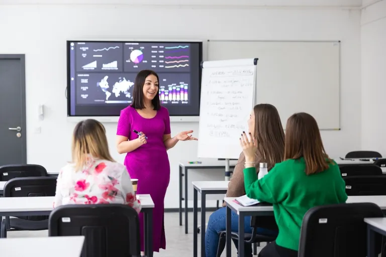 Pedagogika korekcyjna (terapia pedagogiczna) – dla pedagogów specjalnych | Studia podyplomowe w Szczecinie | Uniwersytet WSB Merito Szczecin: Zajęcia w sali wykładowej