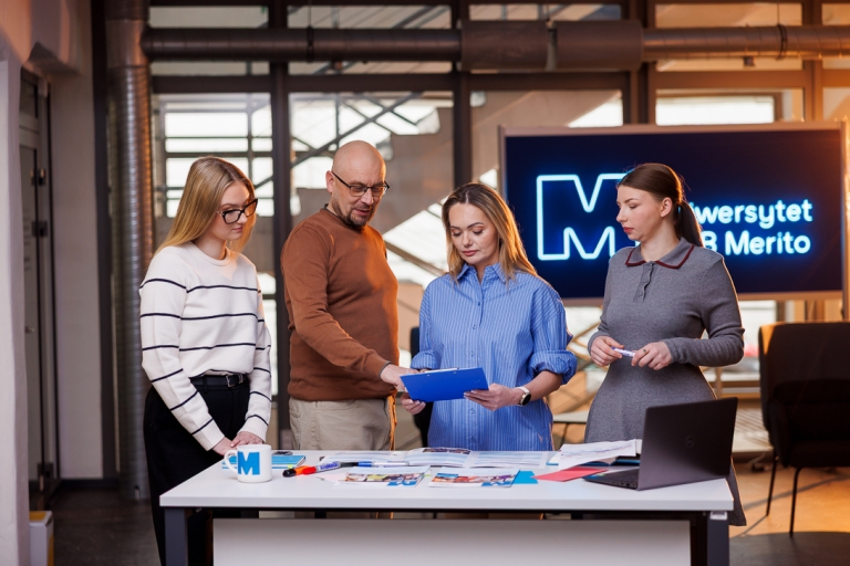 Rekrutacja u nas nadal trwa! Wybierz Uniwersytet WSB Merito | Uniwersytet WSB Merito Szczecin: Studenci wspólnie pracują nad projektem.