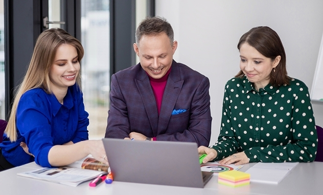 SAP S/4HANA – nowoczesny system ERP | Studia podyplomowe w Szczecinie | Uniwersytet WSB Merito Szczecin: Trzy osoby pracujące wspólnie przy komputerze