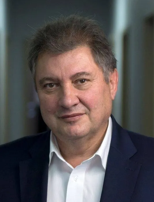 Zbigniew Dzideczek w korytarzu