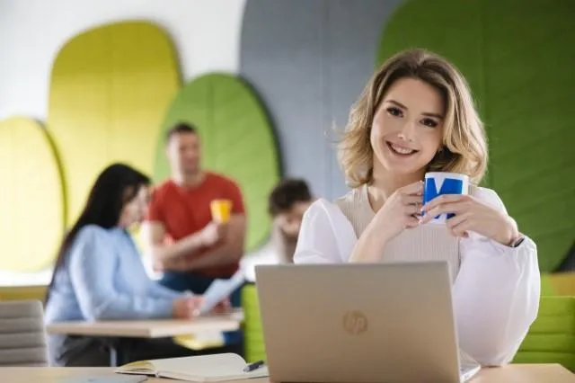 Studentka z kubkiem z M