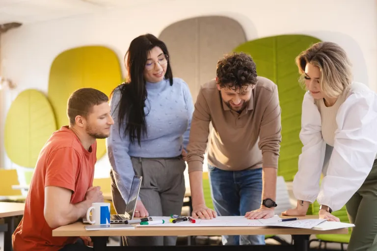 Pedagogika opiekuńczo-wychowawcza i terapia zajęciowa | Studia I stopnia w Szczecinie | Uniwersytet WSB Merito Szczecin: Grupa studentów pracuje zespołowo nad projektem w przyjaznej przestrzeni Uniwersytetu WSB Merito.