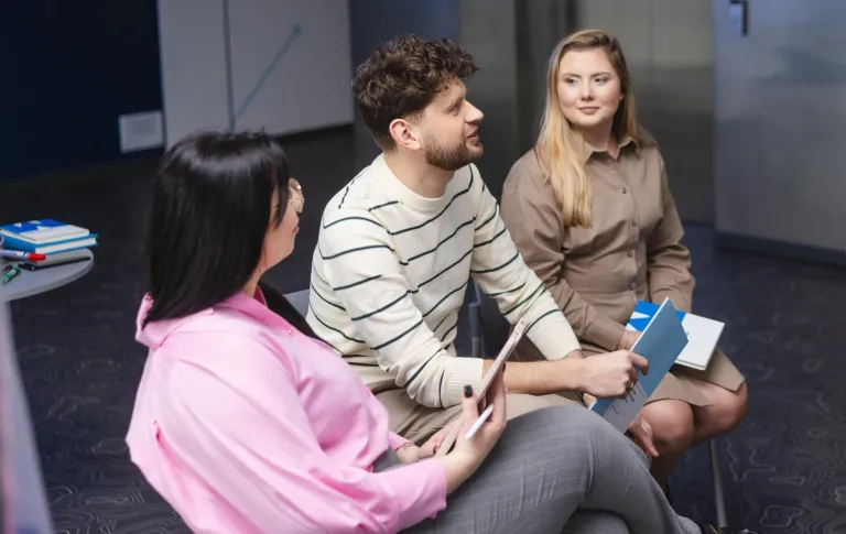 Pedagogika | Studia I stopnia w Szczecinie | Uniwersytet WSB Merito Szczecin: Grupa studentów na korytarzu