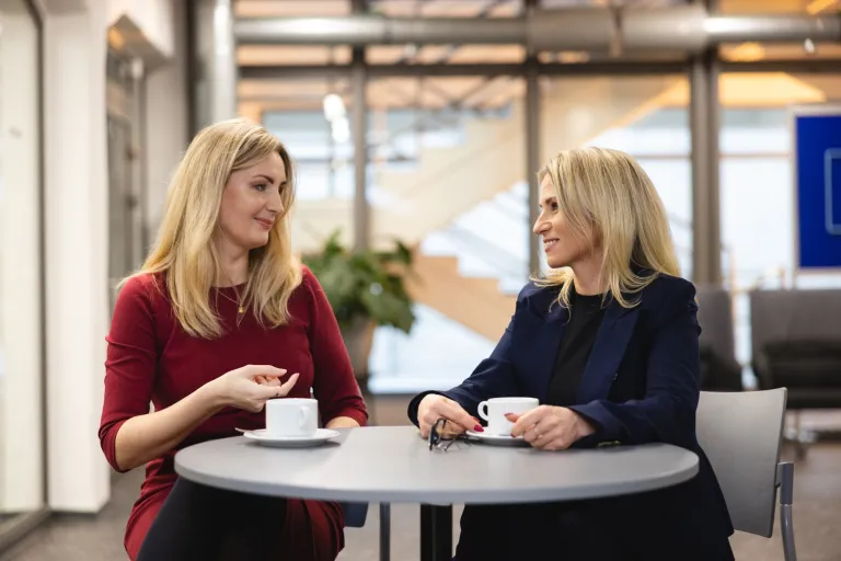 Zarządzanie i marketing | Studia II stopnia ze studiami podyplomowymi  | Uniwersytet WSB Merito Szczecin: Uczestniczki MBA piją kawę na uczelni- Uniwersytet WSB Merito w Szczecinie