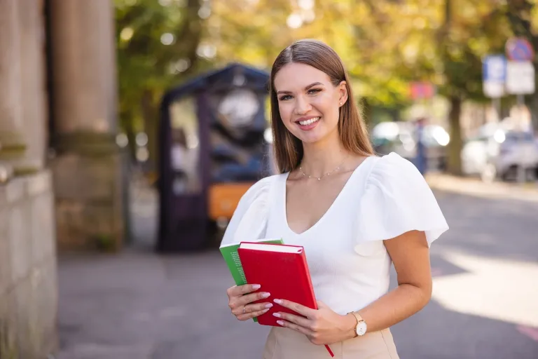 Social Media Manager | Studia I stopnia w Szczecinie | Uniwersytet WSB Merito Szczecin: Studentka WSB Merito Szczecin w centrum Szczecina