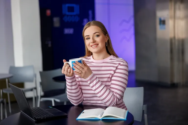 Kosmetologia | Studia I stopnia w Szczecinie | Uniwersytet WSB Merito Szczecin: studentka z kubkiem