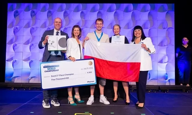 Wspieramy mistrzów. Aleksy Dobrodziej na podium Microsoft Office Specialist World Championship 2026 | Aktualności | Uniwersytet WSB Merito Szczecin: Aleksy Dobrodziej