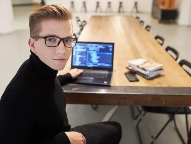 SAP, Python czy Data Science? Sprawdź, która ścieżka rozwoju jest dla Ciebie | Aktualności | Uniwersytet WSB Merito Szczecin: student z IT