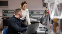 Inżynier automatyzacji i robotyzacji | Studia I stopnia w Toruniu | Uniwersytet WSB Merito w Toruniu: studentka i student przed komputerem w laboratorium inżynierii