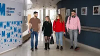 Prawo w HR | Studia I stopnia w Toruniu | Uniwersytet WSB Merito w Toruniu: Główna grafika: Toruń - studia I stopnia - grupa uśmiechniętych studentów na korytarzu