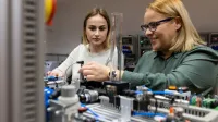 Sztuczna inteligencja w automatyzacji biznesu | Uniwersytet WSB Merito w Toruniu: Wykładowczyni i studentka pracują w laboratorium inżynierii