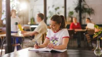 Zarządzanie | Studia II stopnia w Toruniu | Uniwersytet WSB Merito w Toruniu: Kobieta w kawiarni