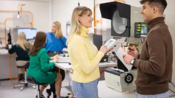 Inżynier automatyzacji i robotyzacji | Studia I stopnia w Toruniu | Uniwersytet WSB Merito w Toruniu: dwoje uśmiechniętych studentów w uniwersyteckim laboratorium inżynierii