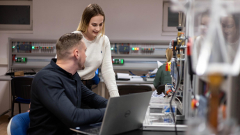 Inżynier automatyzacji i robotyzacji | Studia I stopnia w Toruniu | Uniwersytet WSB Merito w Toruniu: studentka i student przed komputerem w laboratorium inżynierii