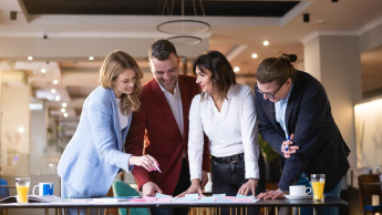 Zarządzanie jakością i produkcją w branży produkcyjnej | Studia podyplomowe w Toruniu | Uniwersytet WSB Merito w Toruniu: uczestnicy studiów podyplomowych pracują nad projektem - Uniwersytet WSB Merito w Toruniu