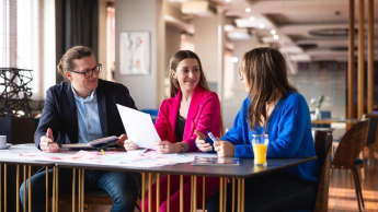 Praktyczny marketing internetowy | Uniwersytet WSB Merito w Toruniu: Główne zdjęcie: zasady rekrutacji - studia podyplomowe - Uniwersytet WSB Merito w Toruniu - troje uczestników studiów podyplomowych pracuje wspólnie nad projektem