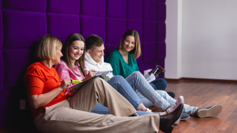 Zarządzanie bezpieczeństwem na kolei | Studia I stopnia w Toruniu | Uniwersytet WSB Merito w Toruniu: studenci podczas wspólnej nauki na Uniwersytecie WSB Merito w Toruniu