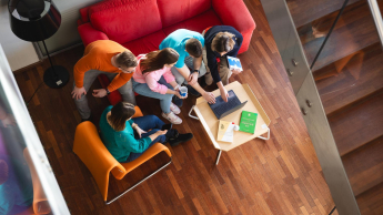 Sprzedaż i e-commerce | Studia II stopnia ze studiami podyplomowymi  | Uniwersytet WSB Merito w Toruniu: Toruń galeria prac - Grupa studentów pracująca przy laptopie 