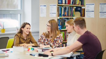 Zarządzanie | Studia II stopnia ze studiami podyplomowymi w Toruniu | Uniwersytet WSB Merito w Toruniu: Toruń galeria prac - Grupa studentów pracująca przy biurku