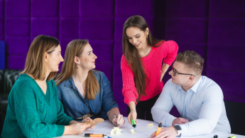 Marketing i sprzedaż | Studia II stopnia ze studiami podyplomowymi w Toruniu | Uniwersytet WSB Merito w Toruniu: Główna grafika: Toruń - studia I stopnia - grupa uśmiechniętych studentów przy projekcie