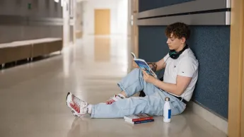 Wyniki wyszukiwania | Uniwersytet WSB Merito w Toruniu: Główna grafika: Toruń - studia I stopnia - student siedzący na korytarzu