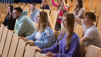 Prawo w HR | Studia I stopnia w Toruniu | Uniwersytet WSB Merito w Toruniu: Główna grafika: Toruń - studia I stopnia - grupa studentów w sali wykładowej