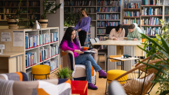 Psychologia kliniczna | Studia jednolite magisterskie w Toruniu | Uniwersytet WSB Merito w Toruniu: Główna grafika: Toruń - studia I stopnia - studentka w bibliotece