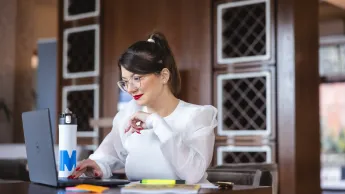 Główna grafika: Toruń - studia podyplomowe - Uczestniczka studiów podyplomowych podczas zajęć