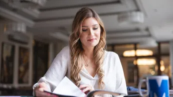 Mediacje sądowe i pozasądowe | Studia podyplomowe w Toruniu | Uniwersytet WSB Merito w Toruniu: Główna grafika: Toruń - studia podyplomowe - Uczestniczka studiów podyplomowych podczas zajęć