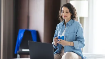 Copywriting sprzedażowy z AI | Studia podyplomowe w Toruniu | Uniwersytet WSB Merito w Toruniu: Główna grafika: Toruń - studia podyplomowe - Uczestniczka studiów podyplomowych podczas zajęć