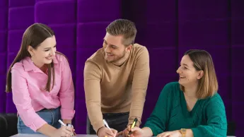 Zarządzanie w administracji publicznej | Studia II stopnia ze studiami podyplomowymi  | Uniwersytet WSB Merito w Toruniu: Grafika główna: poznaj uniwersytet - grupa 3 studentów przygotowuje się do zajęć w strefie studenta