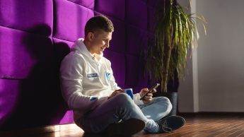 BHP służb mundurowych | Studia I stopnia w Toruniu | Uniwersytet WSB Merito w Toruniu: Student siedzi w strefie studenta