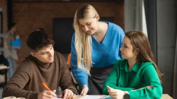 Psychologia społeczna | Studia jednolite magisterskie w Toruniu | Uniwersytet WSB Merito w Toruniu: Główna grafika: Toruń - studia I stopnia - grupa studentów podczas zajęć