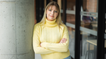 Pedagogika przedszkolna i wczesnoszkolna | Studia jednolite magisterskie w Toruniu | Uniwersytet WSB Merito w Toruniu: Główna grafika: Toruń - studia I stopnia - studentka pozująca do zdjęcia