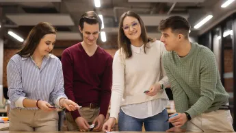 Rachunkowość przedsiębiorstw i kontrola finansowa | Studia II stopnia w Toruniu | Uniwersytet WSB Merito w Toruniu: Główna grafika: Toruń - studia I stopnia - grupa studentów podczas zajęć