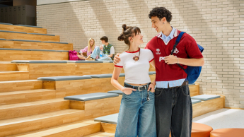 IT Project Manager | Studia I stopnia w Toruniu | Uniwersytet WSB Merito w Toruniu: Główna grafika: Toruń - studia wyższe - dwoje studentów rozmawiających na schodach