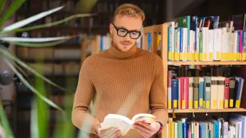 Dietetyka w sporcie i rekreacji | Studia II stopnia ze studiami podyplomowymi  | Uniwersytet WSB Merito w Toruniu: Mężczyzna czytający książkę