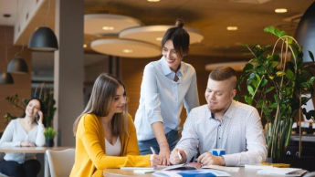 Finanse i rachunkowość | Studia II stopnia w Toruniu | Uniwersytet WSB Merito w Toruniu: Główna grafika: Toruń - studia I stopnia - grupa studentów podczas zajęć