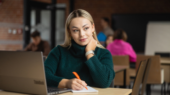 Finanse i rachunkowość | Studia II stopnia w Toruniu | Uniwersytet WSB Merito w Toruniu: Kobieta patrząca się przez okno