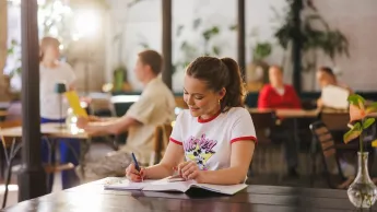 Zarządzanie | Studia II stopnia w Toruniu | Uniwersytet WSB Merito w Toruniu: Kobieta w kawiarni