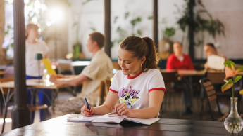 Zarządzanie | Studia II stopnia w Toruniu | Uniwersytet WSB Merito w Toruniu: Kobieta w kawiarni