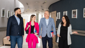 Menedżer przedsiębiorstwa turystycznego | Studia I stopnia w Toruniu | Uniwersytet WSB Merito w Toruniu: studenci na holu uczelni